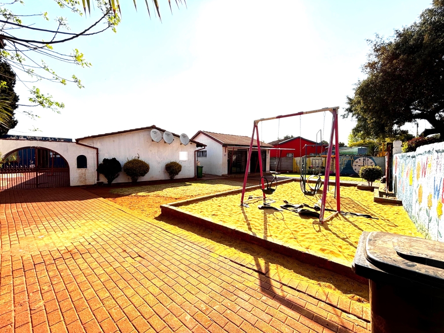 5 Bedroom Property for Sale in Dawn Park Gauteng