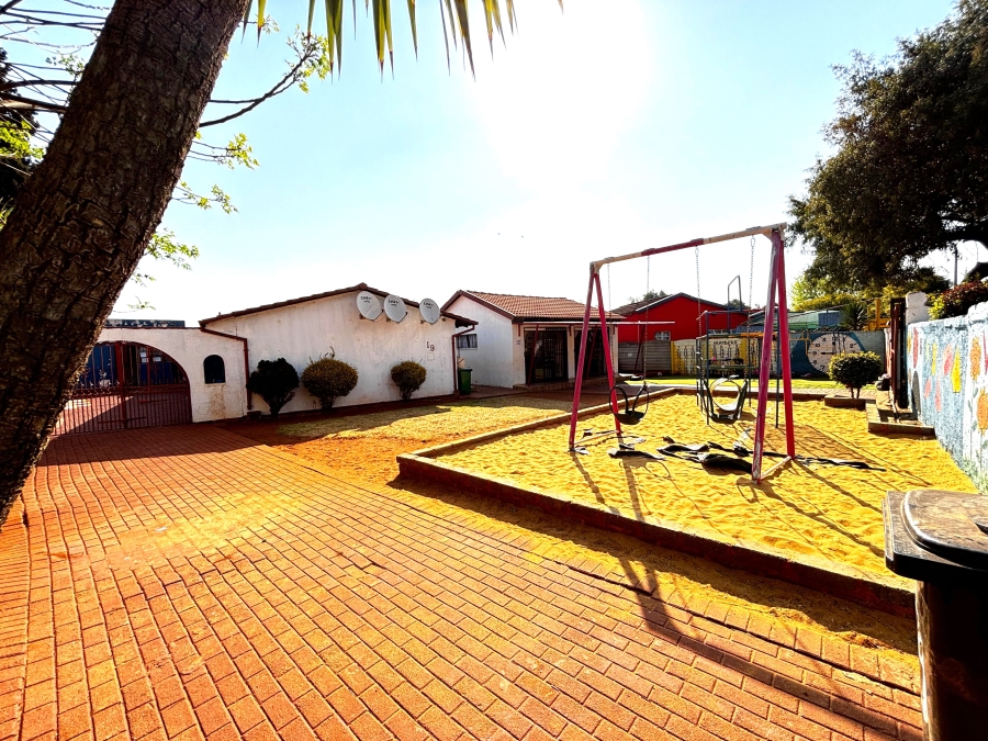 5 Bedroom Property for Sale in Dawn Park Gauteng