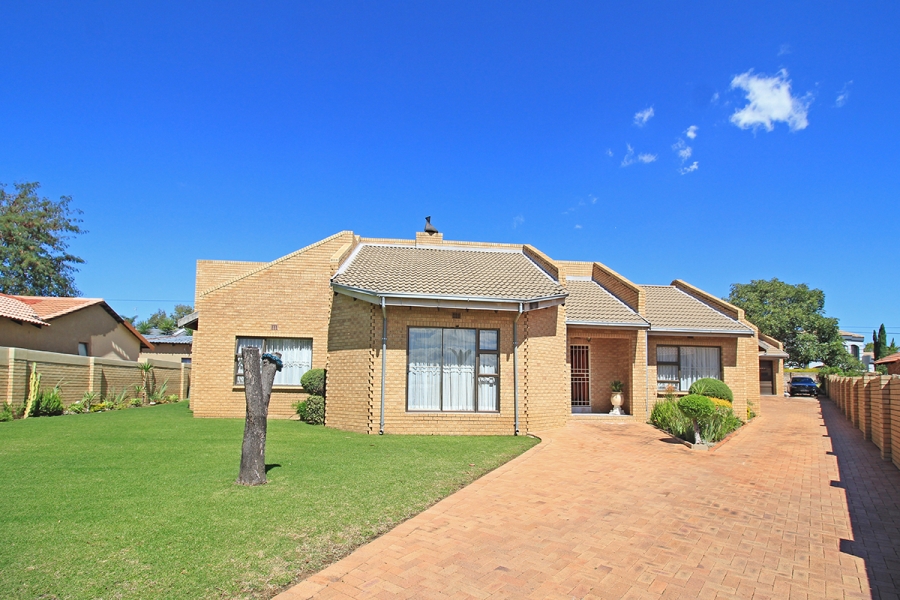 5 Bedroom Property for Sale in Country View Gauteng