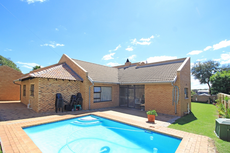 5 Bedroom Property for Sale in Country View Gauteng