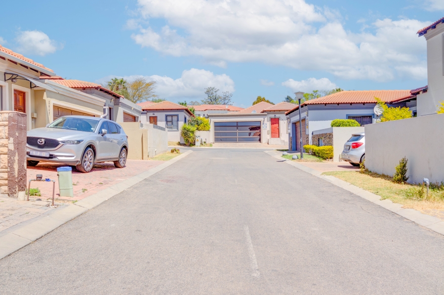 To Let 4 Bedroom Property for Rent in Noordwyk Gauteng