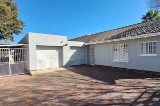 4 Bedroom Property for Sale in Buurendal Gauteng