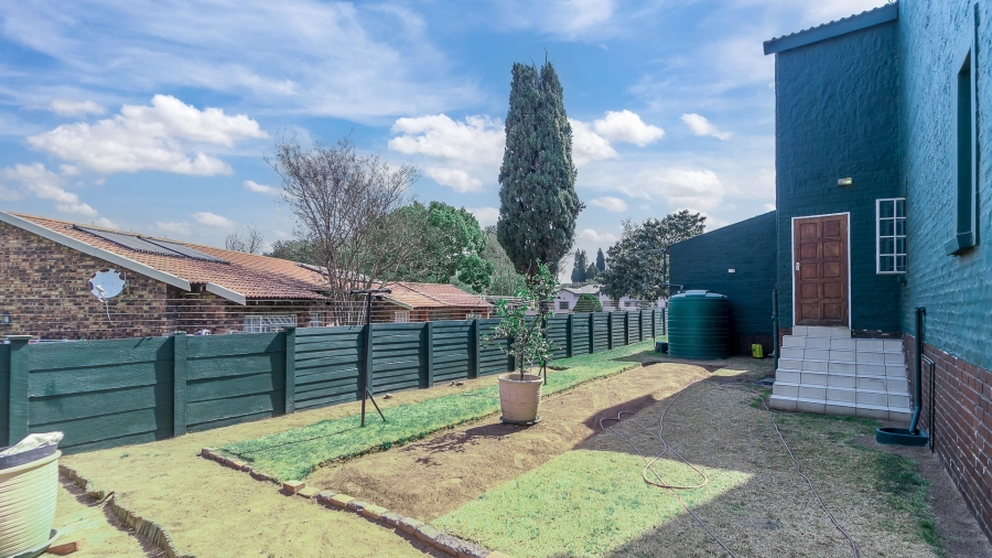 To Let 4 Bedroom Property for Rent in Vorna Valley Gauteng