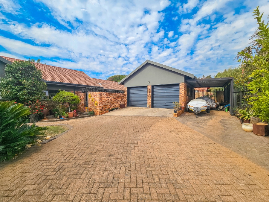 4 Bedroom Property for Sale in Garsfontein Gauteng