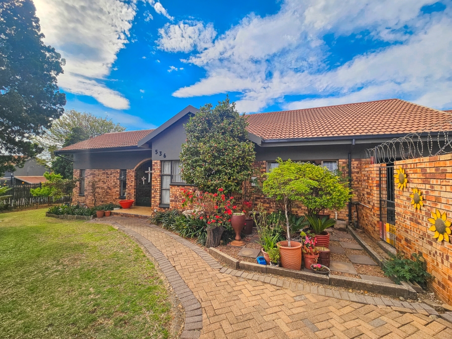 4 Bedroom Property for Sale in Garsfontein Gauteng