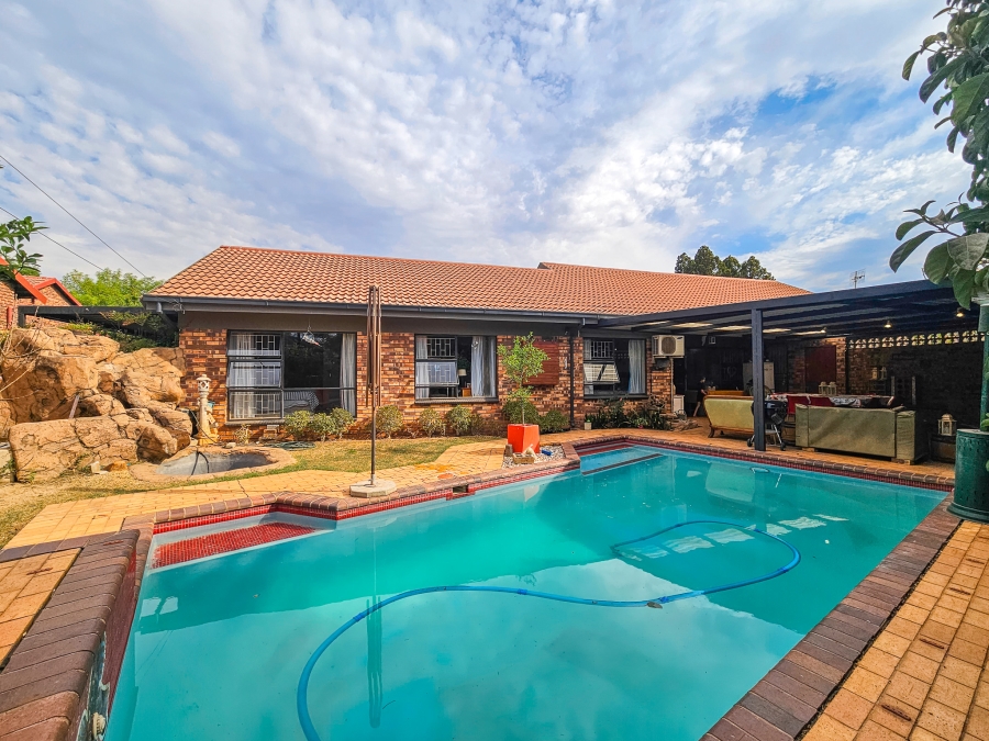 4 Bedroom Property for Sale in Garsfontein Gauteng