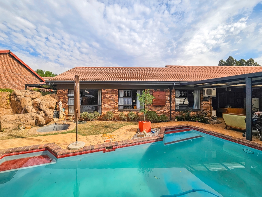 4 Bedroom Property for Sale in Garsfontein Gauteng