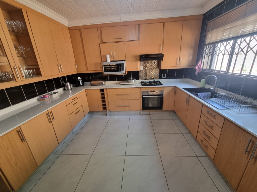 6 Bedroom Property for Sale in Mondeor Gauteng