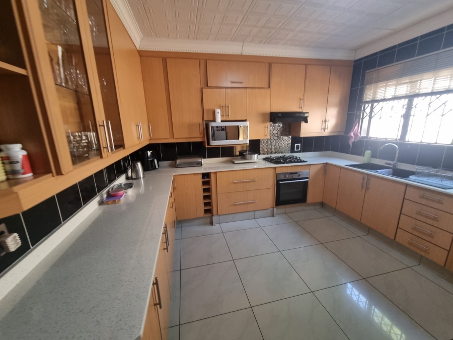 6 Bedroom Property for Sale in Mondeor Gauteng