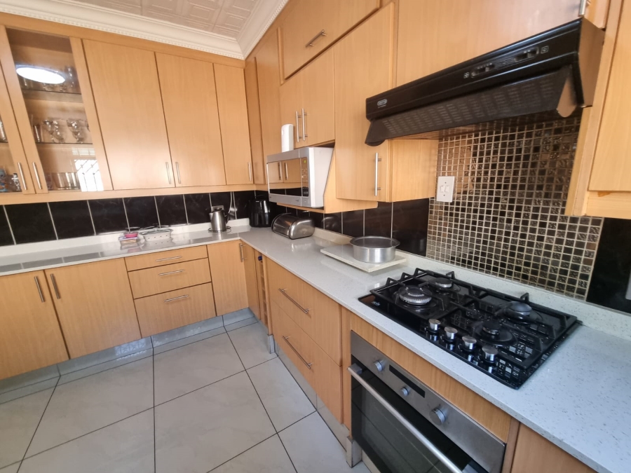 6 Bedroom Property for Sale in Mondeor Gauteng