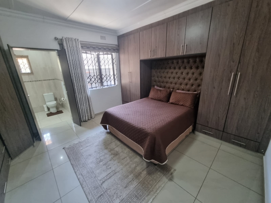 6 Bedroom Property for Sale in Mondeor Gauteng