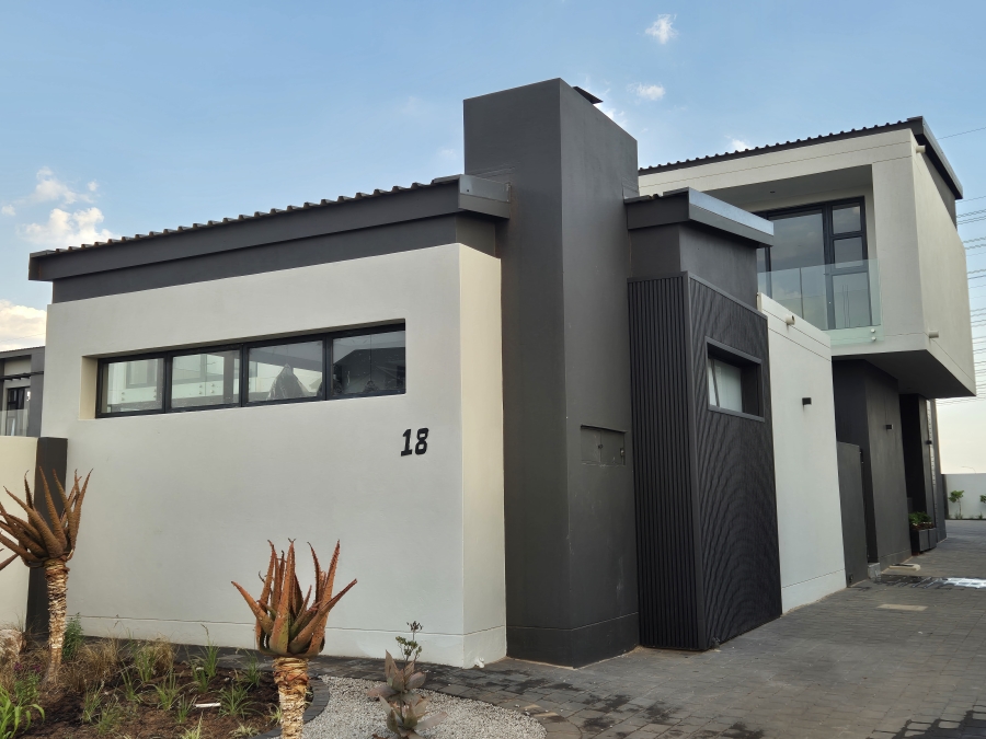 5 Bedroom Property for Sale in Midstream Heights Gauteng