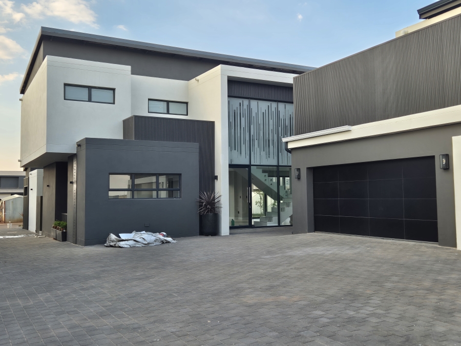 5 Bedroom Property for Sale in Midstream Heights Gauteng