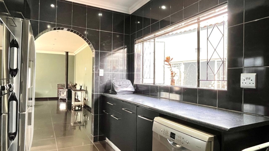 4 Bedroom Property for Sale in Larrendale Gauteng