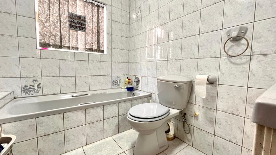 4 Bedroom Property for Sale in Larrendale Gauteng