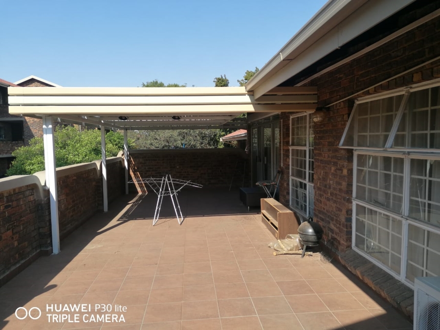 To Let 2 Bedroom Property for Rent in La Montagne Gauteng