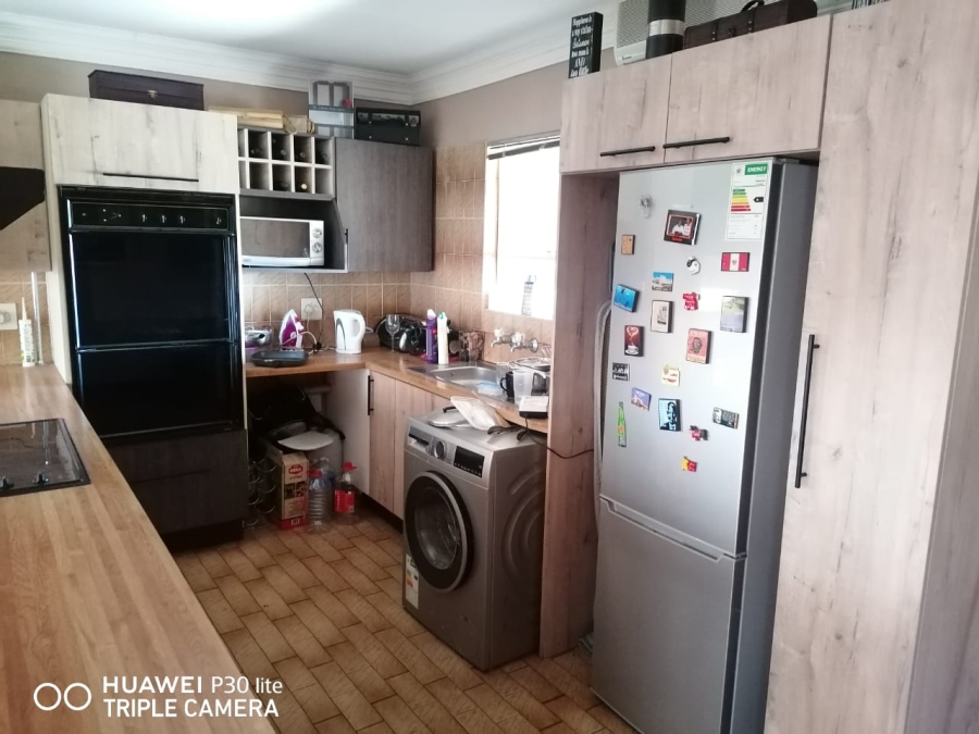 To Let 2 Bedroom Property for Rent in La Montagne Gauteng