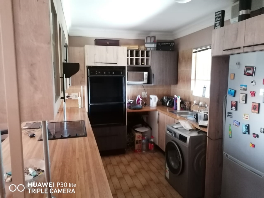 To Let 2 Bedroom Property for Rent in La Montagne Gauteng