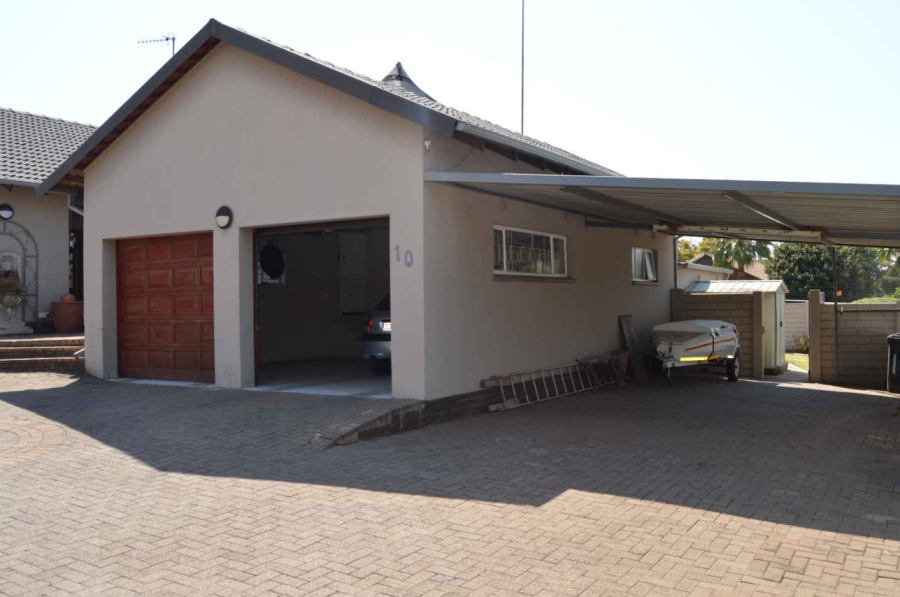 4 Bedroom Property for Sale in Mulbarton Gauteng