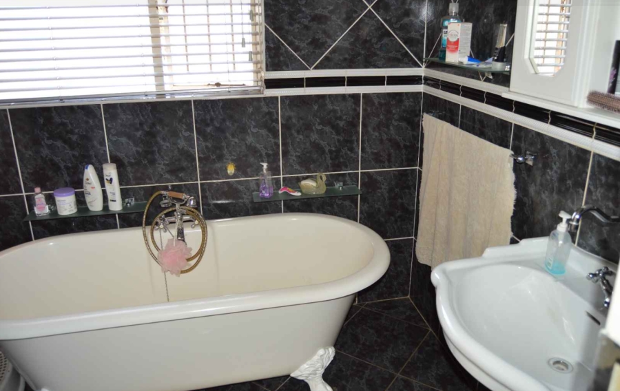 4 Bedroom Property for Sale in Mulbarton Gauteng