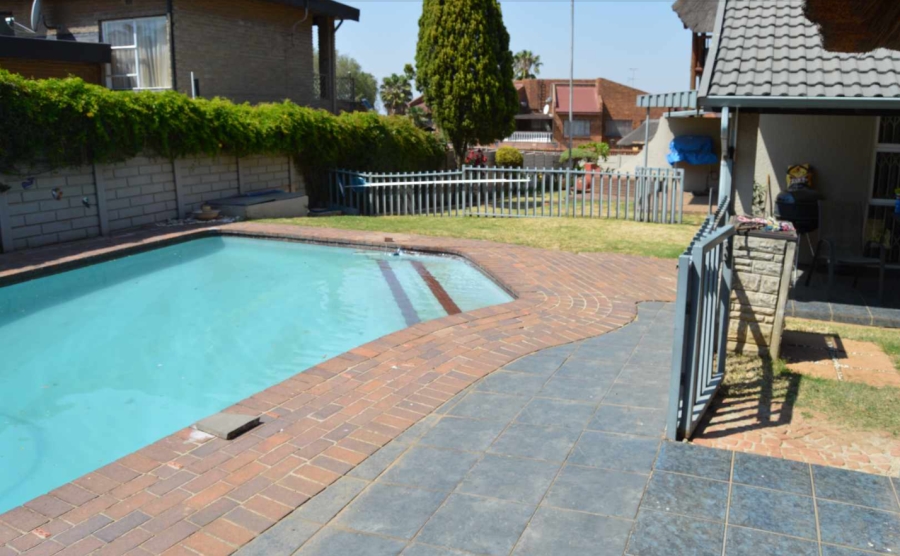 4 Bedroom Property for Sale in Mulbarton Gauteng