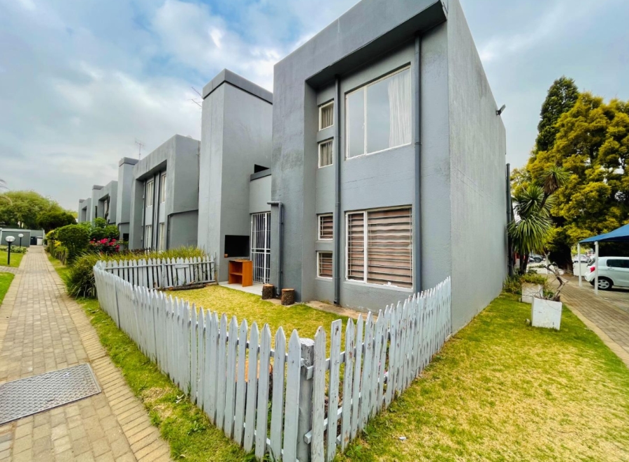 2 Bedroom Property for Sale in Mulbarton Gauteng