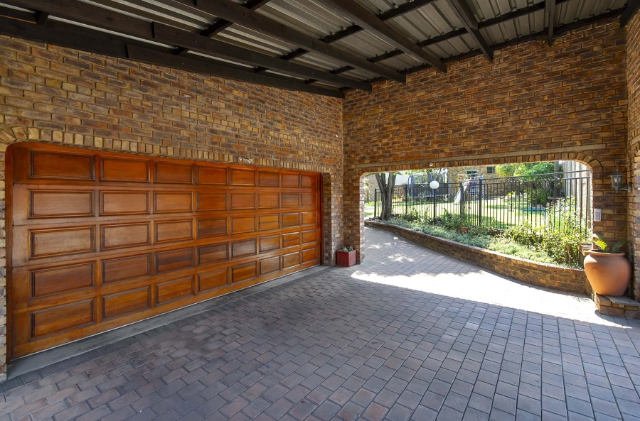 4 Bedroom Property for Sale in Glen Marais Gauteng