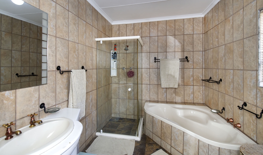 4 Bedroom Property for Sale in Glen Marais Gauteng