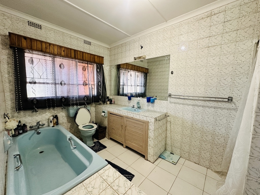 5 Bedroom Property for Sale in Denlee Gauteng