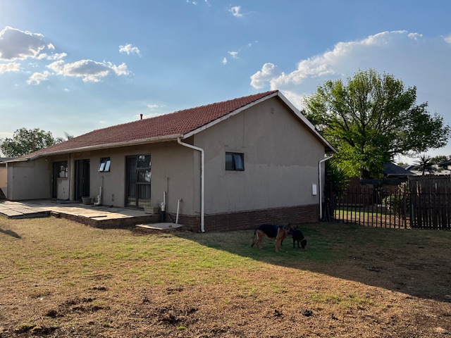 4 Bedroom Property for Sale in Buurendal Gauteng