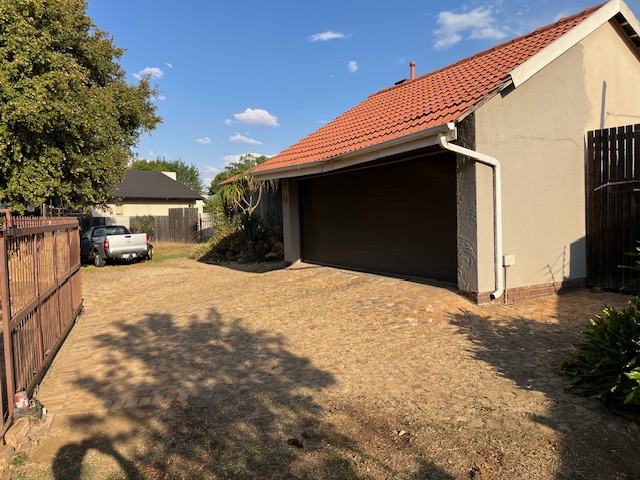 4 Bedroom Property for Sale in Buurendal Gauteng