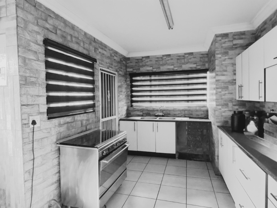 5 Bedroom Property for Sale in Glen Marais Gauteng