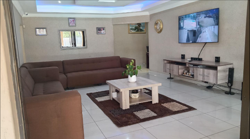 6 Bedroom Property for Sale in Mondeor Gauteng