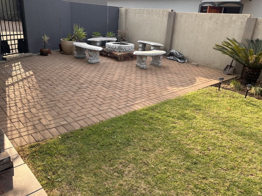 3 Bedroom Property for Sale in Thatchfield Estate Gauteng