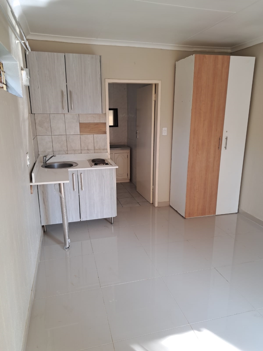 To Let 1 Bedroom Property for Rent in Birch Acres Gauteng