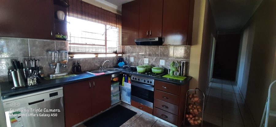 5 Bedroom Property for Sale in Albertsdal Gauteng