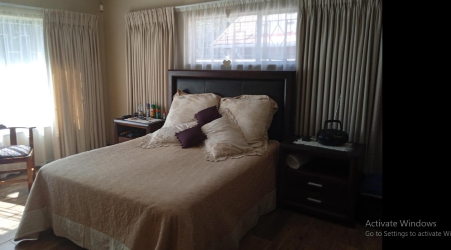 5 Bedroom Property for Sale in Tulisa Park Gauteng