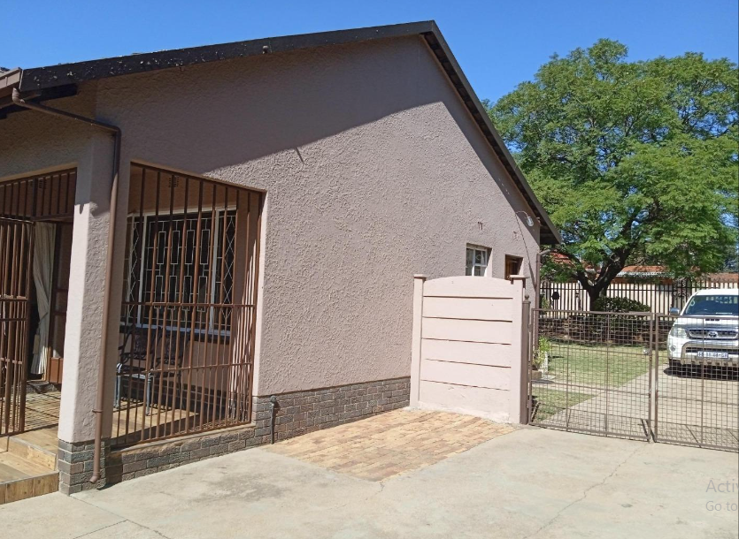 5 Bedroom Property for Sale in Tulisa Park Gauteng