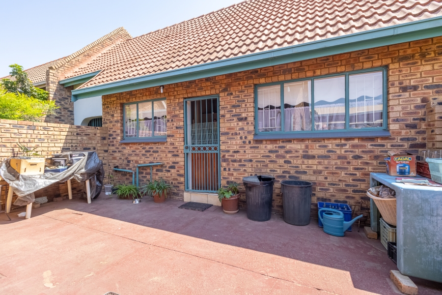 3 Bedroom Property for Sale in Rooihuiskraal Gauteng