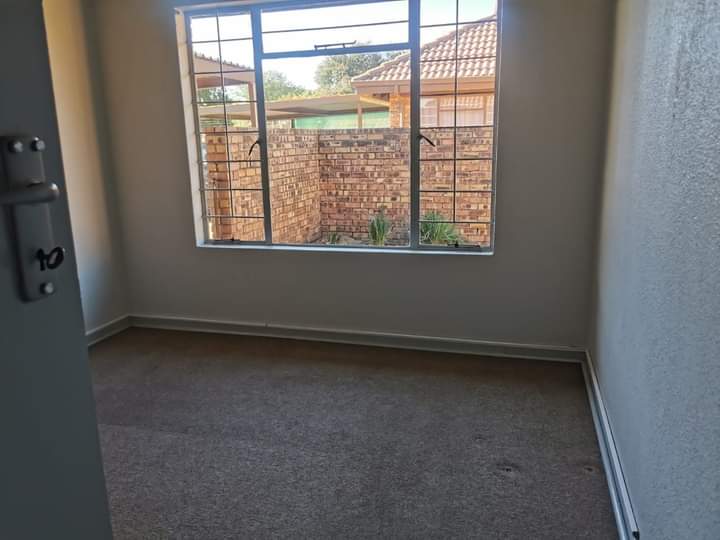 2 Bedroom Property for Sale in Sonneveld Gauteng