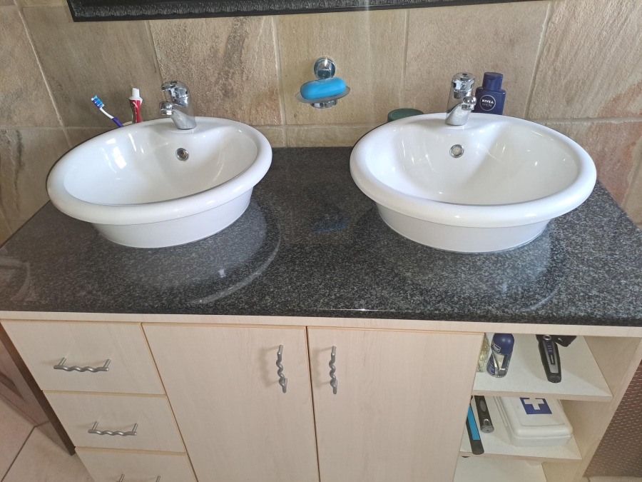 3 Bedroom Property for Sale in Sonneveld Gauteng