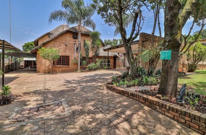 5 Bedroom Property for Sale in Waverley Gauteng