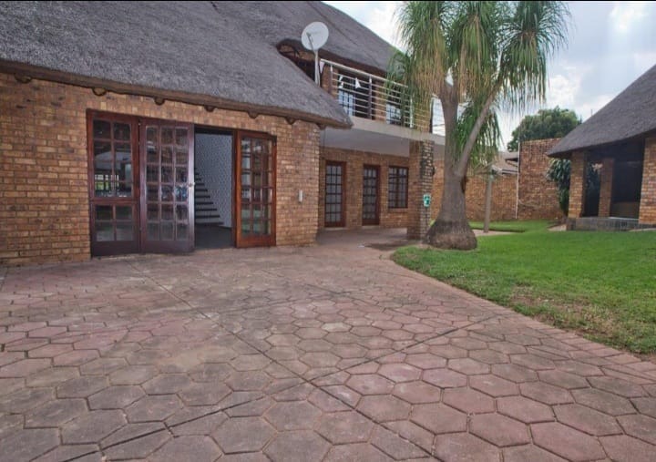 5 Bedroom Property for Sale in Waverley Gauteng