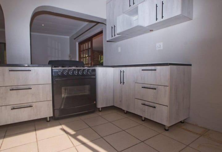 5 Bedroom Property for Sale in Waverley Gauteng