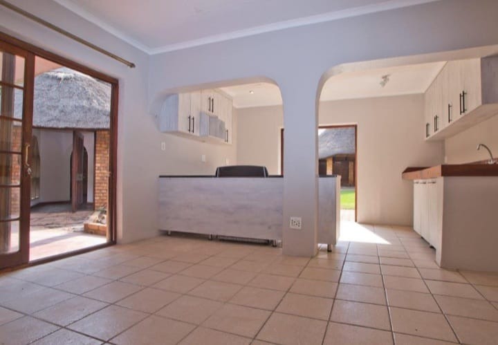 5 Bedroom Property for Sale in Waverley Gauteng