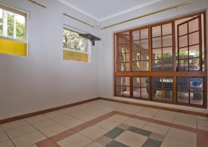 5 Bedroom Property for Sale in Waverley Gauteng