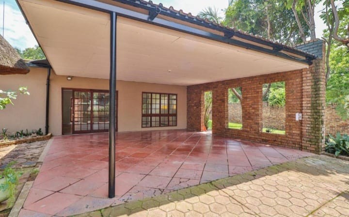 5 Bedroom Property for Sale in Waverley Gauteng