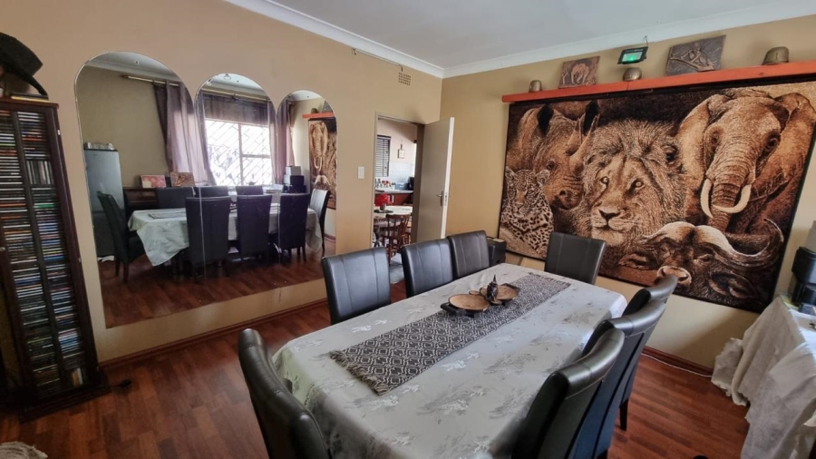 5 Bedroom Property for Sale in Kew Gauteng