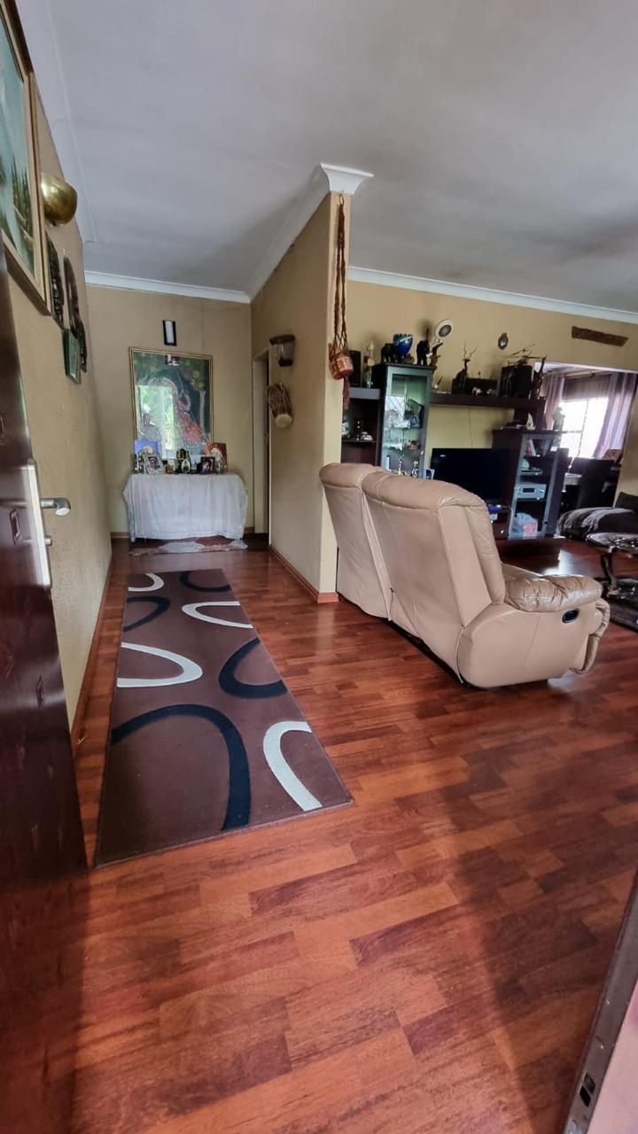 5 Bedroom Property for Sale in Kew Gauteng