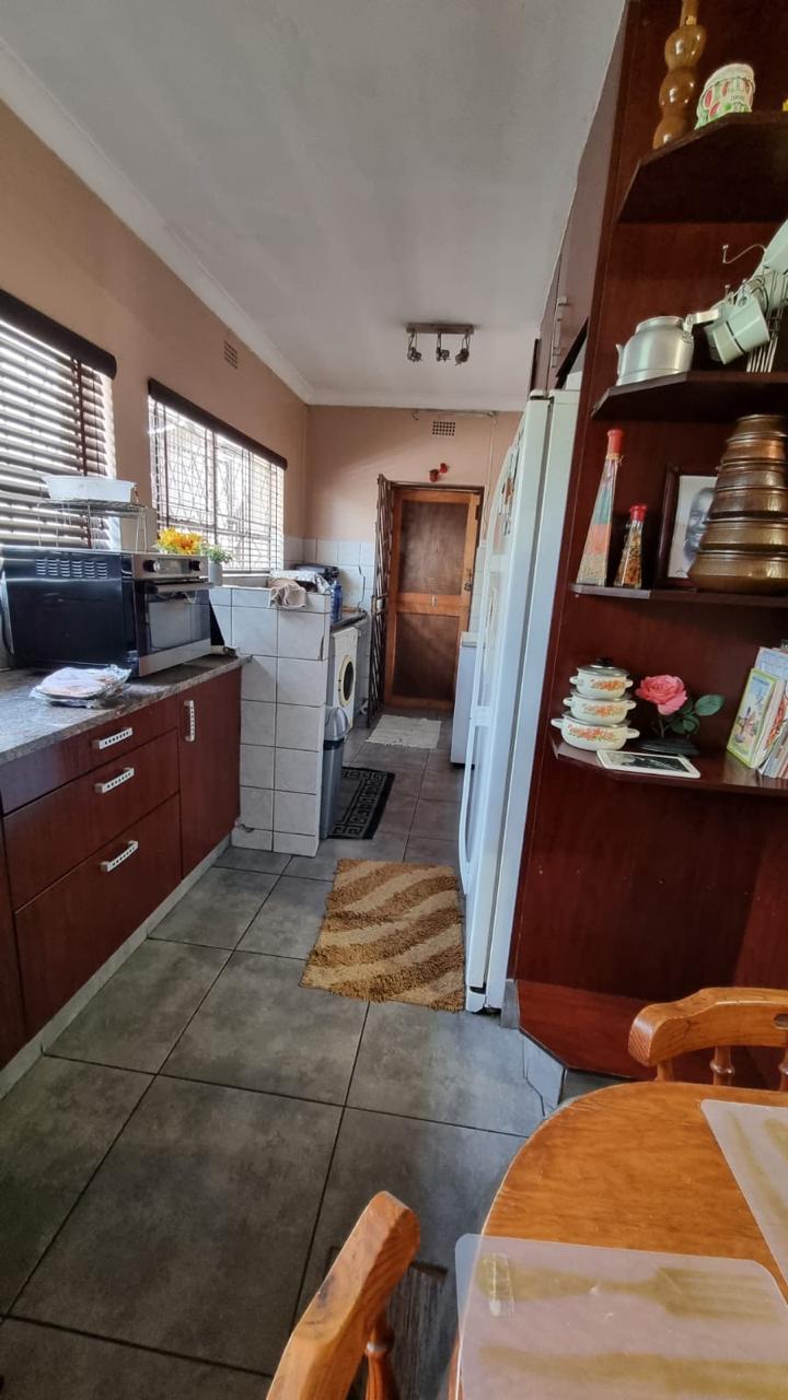 5 Bedroom Property for Sale in Kew Gauteng